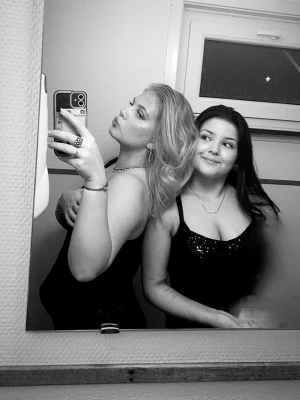 Svart glittrig linnetopp med paljetter - Snygg svart linnetopp med glittriga paljetter och smala axelband. Toppen är ärmlös och har en croppad passform som framhäver axlarna. Perfekt om man vill sticka ut och glänsa lite extra. Materialet känns syntetiskt och lätt. Köpt för 599 kr, säljer 99kr