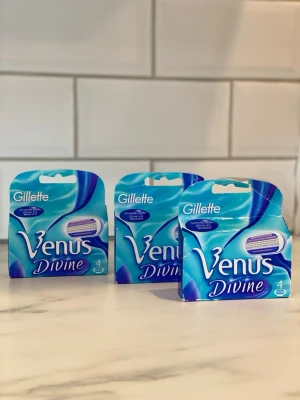 Gillette Venus Divine rakblad 3-pack - Tre förpackningar Gillette Venus Divine rakblad, varje förpackning innehåller 4 utbytbara blad. Blå och turkos design med vita detaljer. Passar Venus-rakhyvlar och ger en smidig rakning. Ny pris 200 kr styck mitt pris 299 kr för alla 