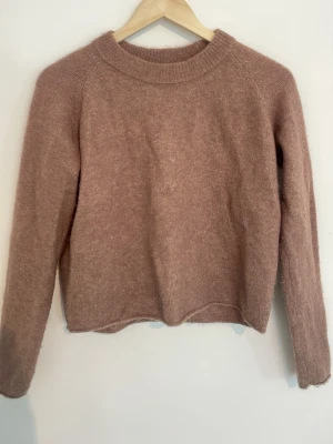 Mjuk brun stickad tröja - En enkel och mysig stickad tröja i brun nyans. Tröjan har rund halsringning, långa ärmar och är gjord i ett mjukt material.❣️