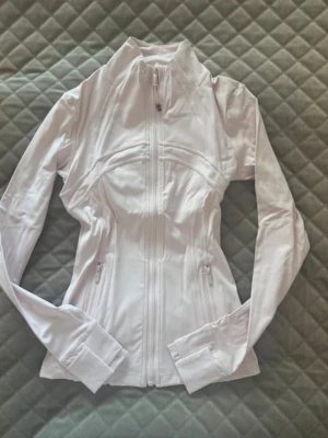 Defyne jacka från Lululemon - Säljer slutsålda defyne jackan från lululemon i färgen milkshake i storlek 2, pris kan diskuteras 