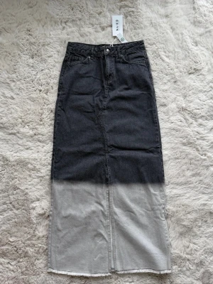 Ny jeanskjol dip dye NAKD - Tagg forfarande på, för stor på mig som har 34, 36 skulle passa bättre ⭐️lång på mig som är 163