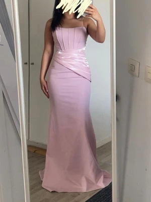 Festklänning/balklänning - Storlek 38/40, använd en gång, är 167cm (se passform i bilden), köpte den för 3000kr från en butik (minns inte vad den heter)