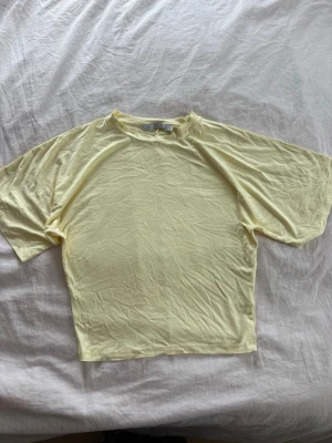 Ljusgul topp - Ljusgul topp från lager 157 med tajt midja❤️använd 2 gånger 