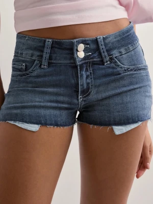 Blå jeansshorts - Säljer dessa snygga blå jeansshortsen från Nelly. Shortsen har stretchigt material med klassiska fickor och coola detaljer på bakfickorna med vit söm. Säljer då dom inte kommer till användning. 💕