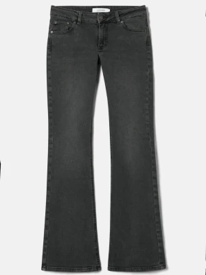 Grå lowwaist jeans - Grå lågmidjade bootcut jeans från Junkyard i storlek S, original pris 600 kr. Har inga defekter alls