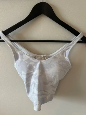 Lululemon Align Tank - Jag säljer min Align Tank från lulu i mönstret campuflage, som inte går att få tag i. Den är i nyskick 💞💞Originalpris 740kr