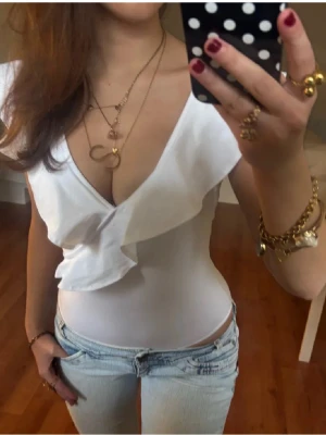 Vit vringad volangbody  - Såå fin vit vringad volangbody! Jag är 168 och det är mina bilder, köp via köp nu direkt eller Swish, kvar tills markerad som såld 💖 