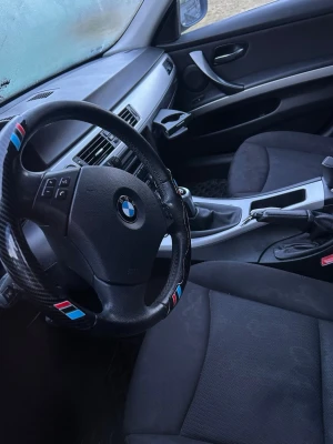 BMW rattdekor i kolfiber-look - Säljer en rattdekor i kolfiber-look med M-färgerna röd, blå och ljusblå. Passar BMW och ger sportig känsla till interiören. Monteras enkelt på ratten för snyggare utseende.