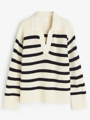 Stickad tröja  - En randig stickad tröja med v-ringning. Använd men har inga defekter eller så💕vit ock mörkblå