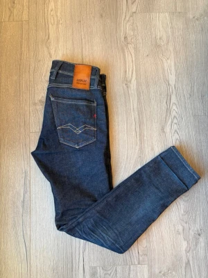 Mörkblå jeans från Replay - Snygga mörkblå jeans från Replay och är modell anbass HYPERFLEX. Jeansen har en slim fit passform och är tillverkade i stretchigt denimtyg för extra komfort. Perfekta för en trendig och avslappnad look. NYPRIS: 2269kr! Mitt pris 650!✅skriv om ni har några funderingar!