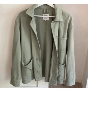 Ljusgrön jeansjacka - Jätte fin ljusgrön jeansjacka från zara, väldigt fint skick o passar perfekt till sommaren. Kom privat för fler bilder!