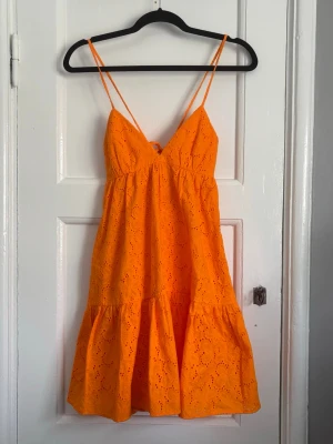 Orange sommarklänning - Superfin orange klänning med tunna axelband. Klänningen har v-ringning och volang nertill. Från Zara!