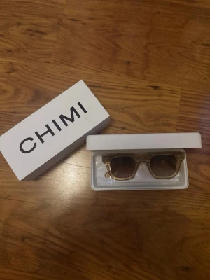 Chimi solglasögon 04 - Säljer ett par stilrena solglasögon från Chimi. De kommer i ett vitt hårt fodral och originalkartong. Perfekt accessoar för att höja din look. Klassisk design och hög kvalitet.