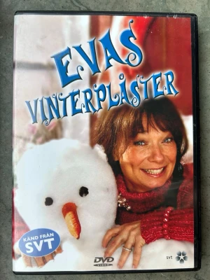 Evas vinterplåster dvd - DVD med "Evas Vinterplåster". Programmet innehåller tips och trick för att hjälpa barn med immunförsvar, snuva och annat som hör vintern till. Eva Funck visar hur kroppen fungerar med hjälp av modeller. Avsnitten inkluderar: Torrt och narigt, Barnsjukdomar, Förkylning, Smitta och immunförsvar, Sömn, Tänder, Prickar och pluppar, Växtvärk och massage, Förstoppning, Sysselsättning när man är sjuk. Speltid: 75 minuter. Produktionsår: 2003.  Finns på språk: Svenska   OBS!! skivorna är begagnade 