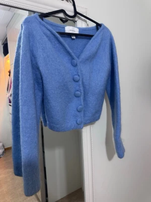 Blå kofta/tröja  - En blå tröja/kofta från H&M som är använd endast en gång i stl XS säljs för 250 kr. 