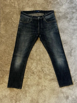 Mörkblå jeans från G-Star RAW - Säljer ett par mörkblå jeans från G-Star RAW med snygg tvätt och slitningar med raka ben och detaljerade bakfickor.  W32 L32 står i men skulle säga dem är mer mot 30/31 i W och 29/30 i L