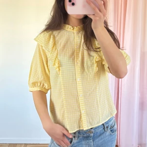 Gul rutig blus med volangdetaljer - Såååå söt .