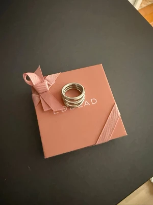 Silverfärgad ring från Edblad - Cool ring från Edblad i silver. Jätte fin, använt fåtal gånger, så som ny. Stolen M i Edblads storlekar. Så ca 17,5mm💞