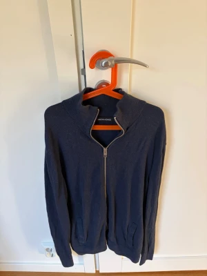 Full zip  - Snygg full zip tröja från Jack & Jones hör av er vid fler frågor