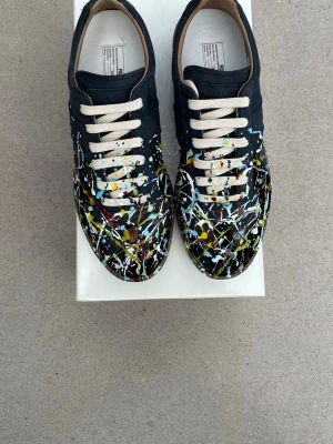 Maison margiela gats paint splatter - Helt oanvända, säljer då de inte passar. Box med följer men inget kvitto därav lågt pris.