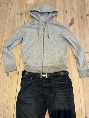 Ralph lauren zip - Skön zip hoodie från Ralph lauren. Vid frågor dm!