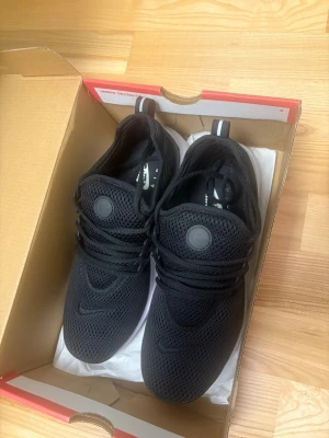 Nike Air Presto svarta sneakers - Nike Air Presto sneakers i helsvart mesh med vita detaljer och svart swoosh på sidan.  Helt nya skor mycke bra kvalité. Svåra att få tag på så passa på! Säljs för ett bra o rimligt pris men kan diskuteras vid snabb affär. Hör av vid intresse!☺️