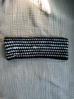 Virkat hårband - Egentillverkat virkat hårband i vitt och svart garn. Tvättas i 30 grader