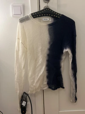 Weekday tröja - Superfin tunnstickad tröja ifrån weekday. Den ser lite skrynklig ut på bilden efter som den har varit i garderoben ett tag men annars jätte bra skick.❣️