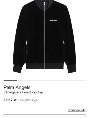 Svart träningsjacka Palm Angels - Snygg svart träningsjacka från Palm Angels i mjuk velour med vit logotyp på bröstet. Jackan har hel dragkedja framtill, ribbade muddar och två fickor med dragkedja. Perfekt för en sportig och trendig look.