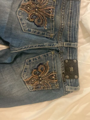 Miss me jeans - Säljer dessa suuupersnygga low waist jeansen från miss me i storlek 27. De var från början i modellen ”boot” men jag har sytt in en kil i båda ben så att de blev mer flare/bootcut. Väldigt fint skick. Kom gärna med prisförslag!! 