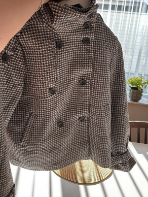 Kappa - Snygg rutig jacka från soya concept med dubbelknäppning och hög krage. Jackan har svarta knappar, fickor i sidorna och är i en klassisk svart och grå färgskala. Perfekt för dig som gillar stilrena och tidlösa plagg.