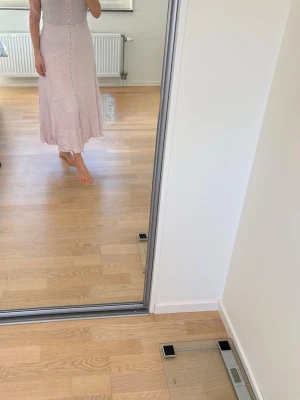 Rosa lång klänning i storlek 38 - Rosa elegant klänning i storlek 38. Är ny oxh har ej kommit till användning 