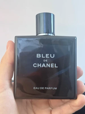 Bleu de Chanel Eau de Parfum - Säljer en Bleu de Chanel Eau de Parfum. Flaskan är mörkblå och fyrkantig med silverfärgad text och svart lock. En ikonisk doft från Chanel som kommer i en stilren glasflaska, perfekt för dig som gillar exklusiva och fräscha parfymer. Helt full 100ml