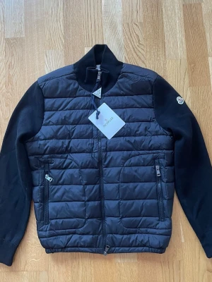 Moncler cardigan - Bästa kvaliten på marknaden✅ Storlek S❗️ Självklart helt ny med lappar👍 Endast 1-3 dagars leveranstid📦