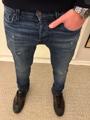 Mörkblå slim jeans slitningar Jack & Jones - Tja! Säljer dessa riktigt snygga jeans ifrån Jack & Jones | W29 L32 | Jag på bilden är 182! | Hör av er vid minsta lilla fundering🙌