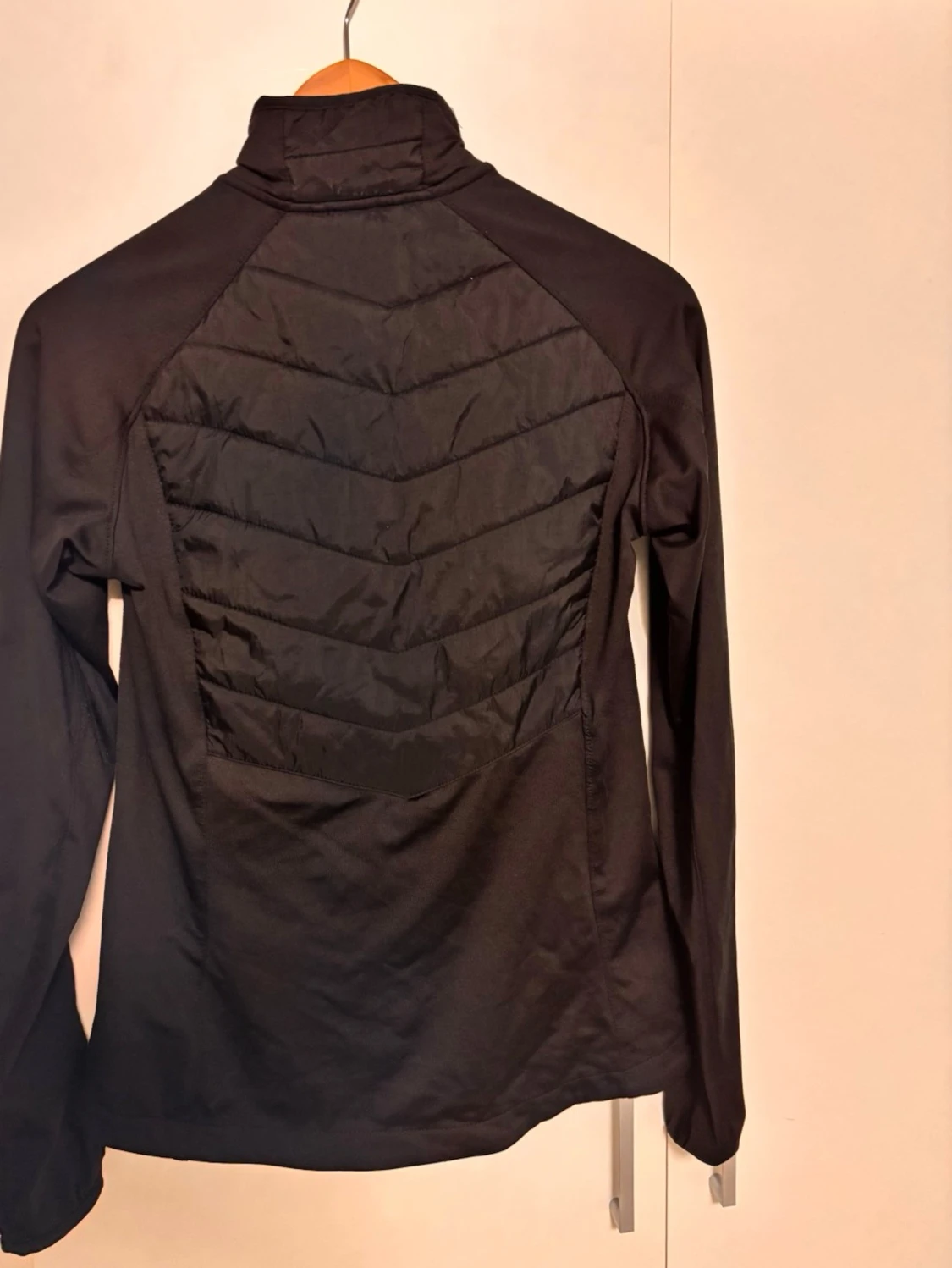 Svart sportig vindjacka med dragkedja - 1