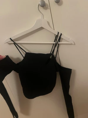 Assymetrisk off shoulder topp Nakd x Hanna schönberg - Använd ett fåtal gånger. 