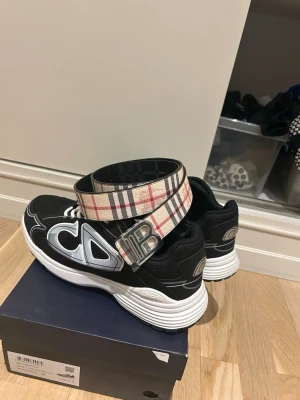 Dior skor och burberry bälte (paket pris) - Dior skor burberry bälte, storlek på skorna 46 och bälte 120 cm. Paket pris. Allting ingår (box, påse och kvitto)