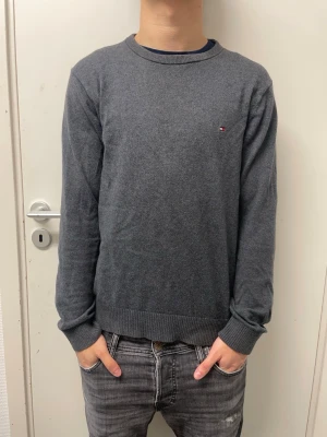 Kashmirtröja från Tommy Hilfiger - Snygg grå kashmirtröja från Tommy Hilfiger. Mycket bra skick. Modellen är 173cm, 64kg. Pris kan diskuteras!!