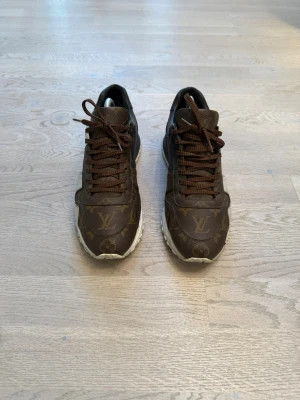 Louis Vuitton Run Away Sneaker Monogram Brown/White - Säljer ett par exklusiva Louis Vuitton Run Away sneakers i den klassiska Monogram Brown/White färgen. 