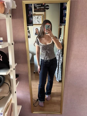 Randig topp med snörning - En rutig brun och vit med lite spets från Zara. Jätte fin, knappt använd. Kommer inte till användning. Stretch i materialet. 