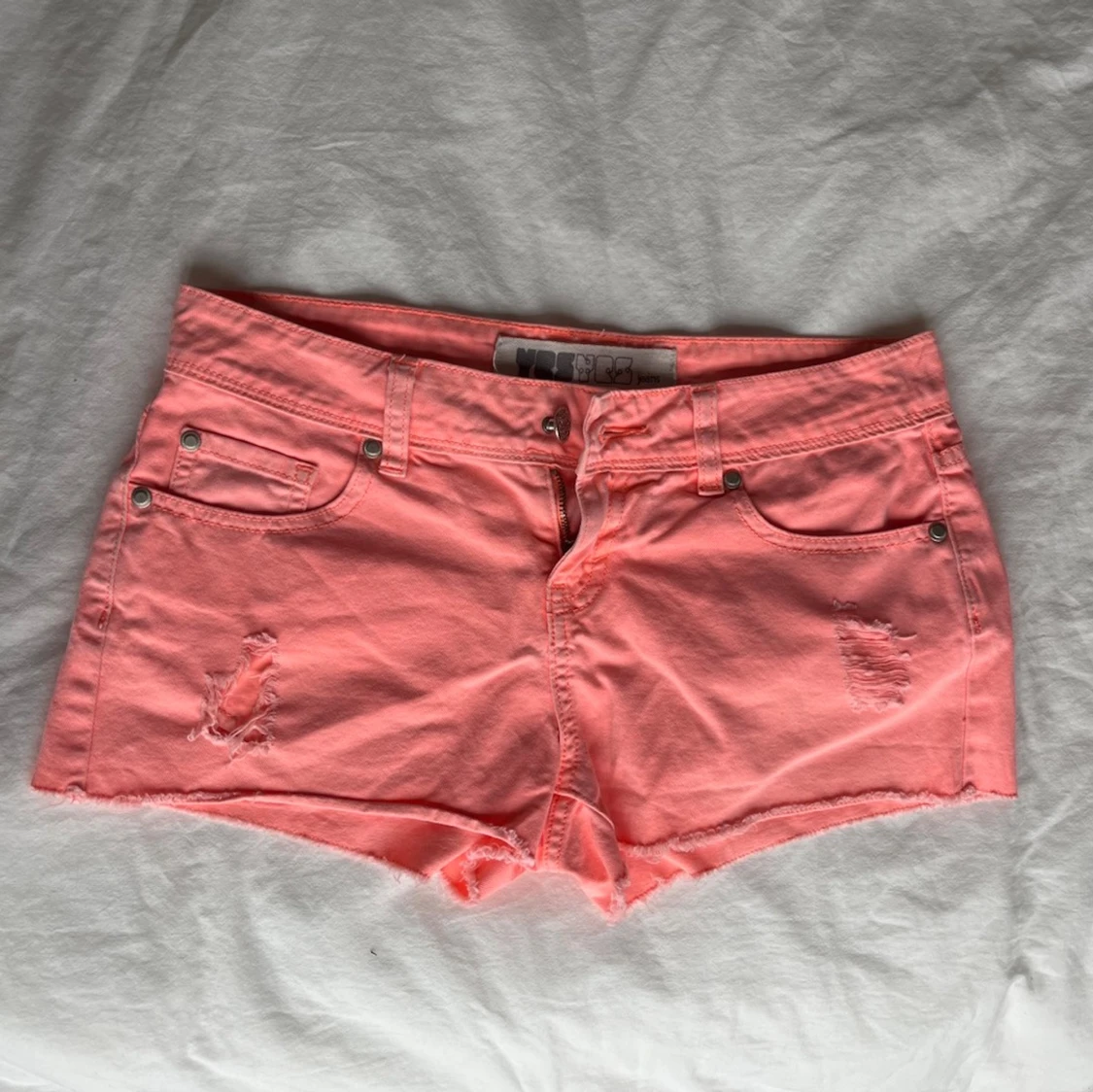 Koral jeansshorts med slitningar - 1