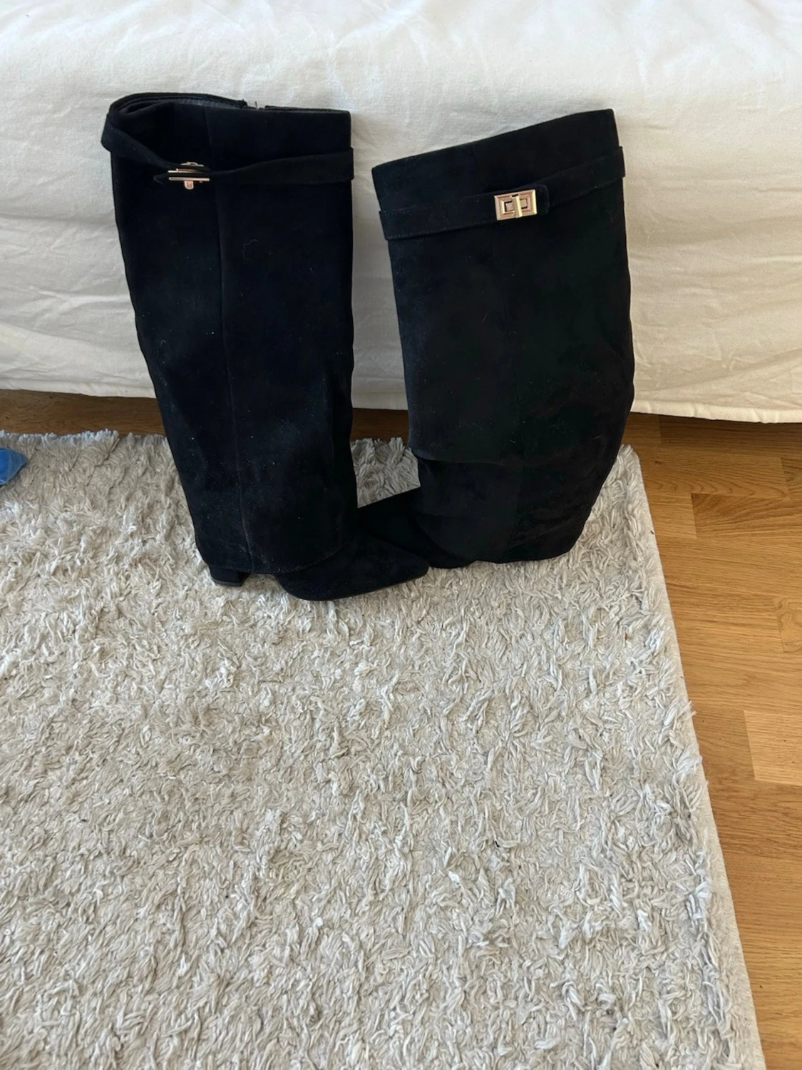 Svarta knähöga stövlar i mocka - 5