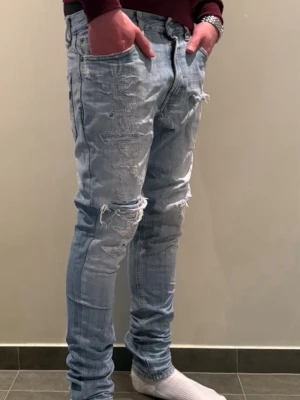 Dondup jeans - Dondup jeans slim | w30 | modell:176cm väger 65kg | fråga om mått vid osäkerhet | Vet it vilken modell på jeansen men dem var straight fit men dem är OBS insydda så sitter som slim w29 L32.