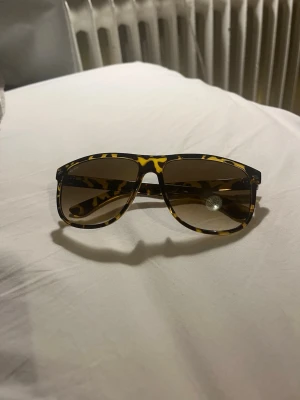 Rayban boyfriend - Hej! Säljer nu mina rayban boyfriend som jag köpte för ca 1 månad sen men passar verkligen inte mig. De är i inprincip nyskick man kan inte se att de har andvändts. Box och orginal kartong medföljer. Pris går att diskutera vid smidig affär. MVH