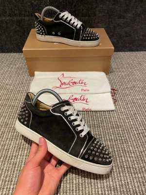 Christian Louboutin skor  - Hej, säljer nu dessa svin snygga Loubs skor. Skorna är i bra skick!  Begränsat antal boxar och dustbag. Hör av dig vid frågor.