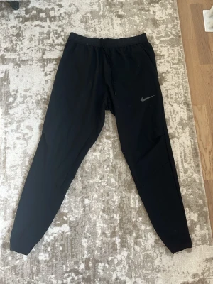 Svarta Nike träningsbyxor - Säljer ett par svarta träningsbyxor från Nike. Perfekta för chill eller träning, riktigt sköna och stilrena.