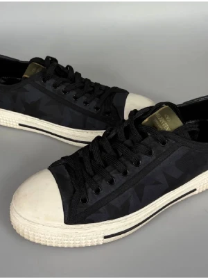 Valentino skor - Ett par sjukt feta valentino skor i en unik och riktigt snygg converse liknande modell! Storlek 42 men kan även passa större! Hör av er vid frågor!