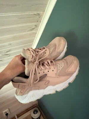  Nike Air Huarache  - Använda ett fåtal gånger, så i mycket fint skick! Köpte dom när jag dansade så har endast använts inomhus. 