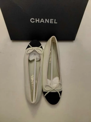 Chanel balerinnaskor - storl 38 - Helt nya, utmärkt skick. Jätte snygga och utmärkt val till lite finare skor i sommar. Normal i storleken.